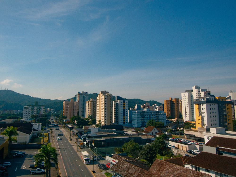 Vista de Joinville com diversos prédios, destacando infraestrutura urbana nos melhores bairros para investir em Joinville.