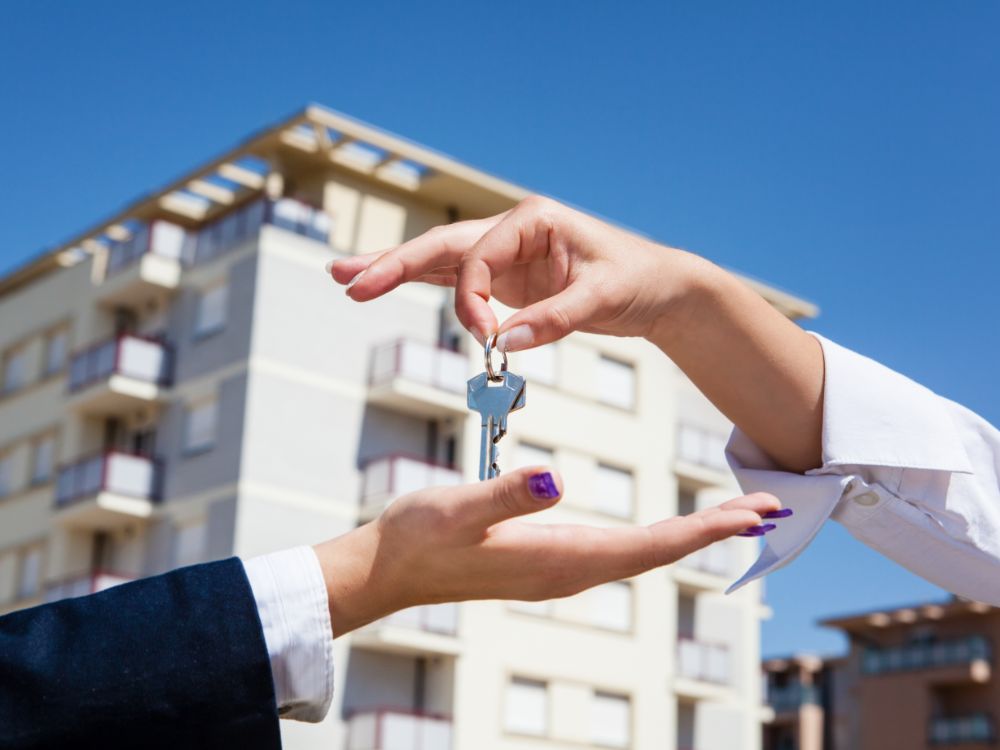 Simbolismo da negociação imobiliária ao investir em Joinville, com foco em imóveis de alta demanda e valorização crescente.