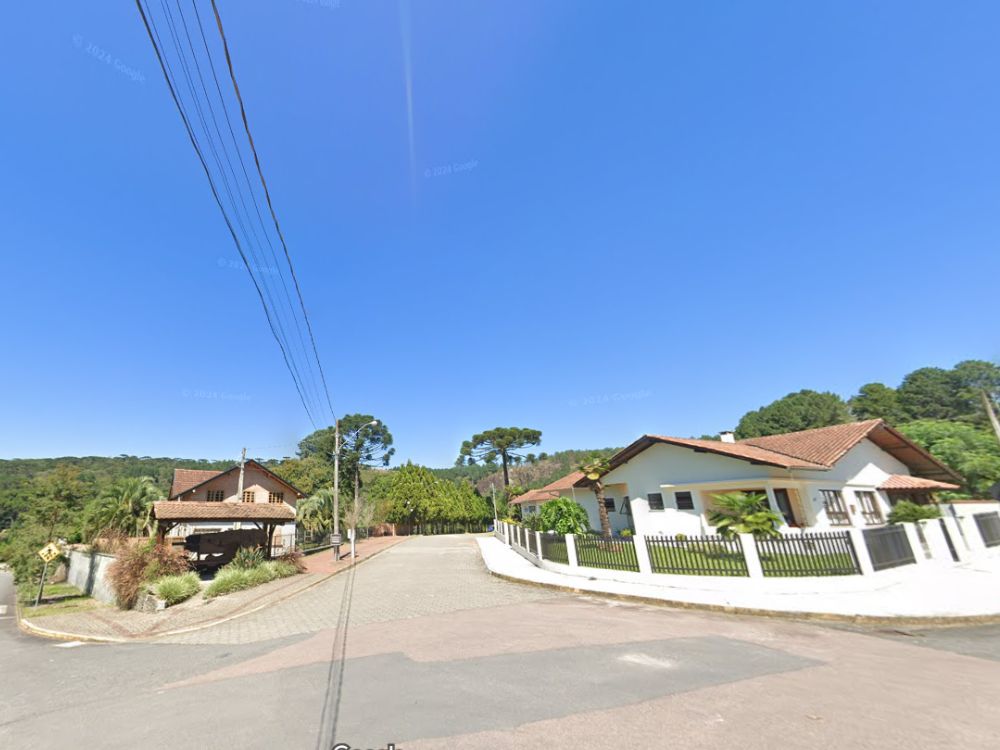 Bairro residencial na cidade de Campo Alegre com casas de estilo europeu, ruas tranquilas e cercado por áreas verdes preservadas.