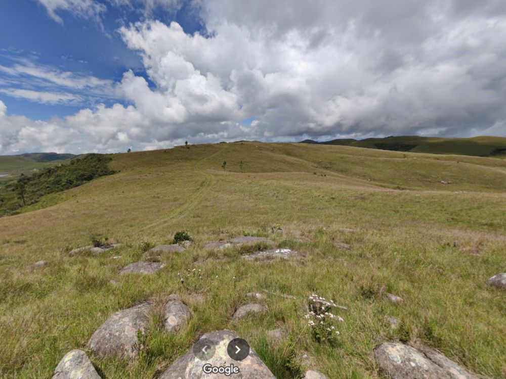 Campos verdes e montanhas dos Campos do Quiriri, cenário de trilhas e aventuras ao ar livre em O que fazer em Campo Alegre.