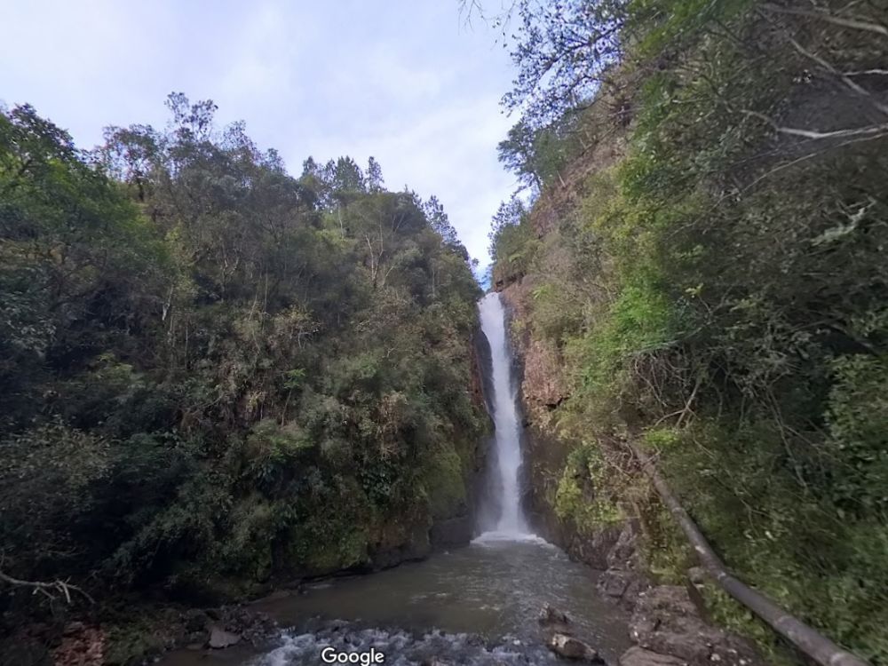 Cachoeira rodeada por mata nativa, ideal para ecoturismo e lazer, uma das atrações naturais em O que fazer em Campo Alegre.