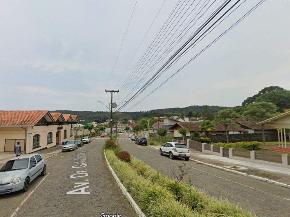 Avenida residencial da cidade de Campo Alegre com casas aconchegantes, áreas verdes e ambiente tranquilo, típico do interior de Santa Catarina.