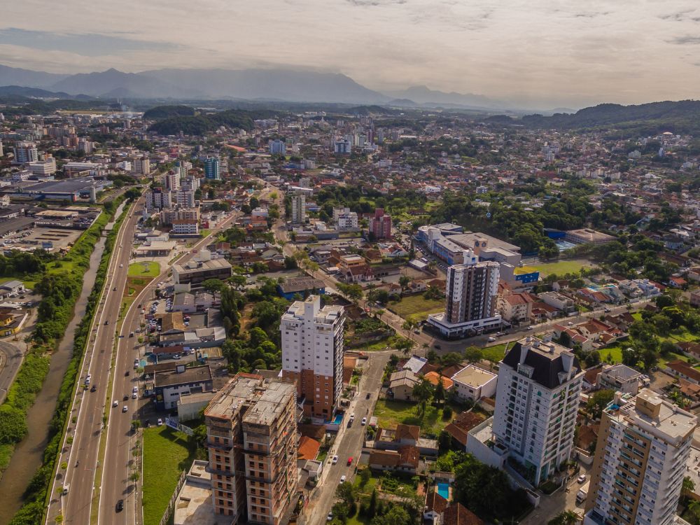 Vista aérea destacando a localização central e infraestrutura do bairro Saguaçu em Joinville.