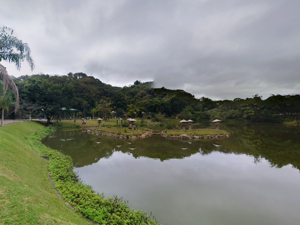 Vista do Parque de France com lago e áreas verdes, um dos principais pontos de lazer no bairro Saguaçu em Joinville."