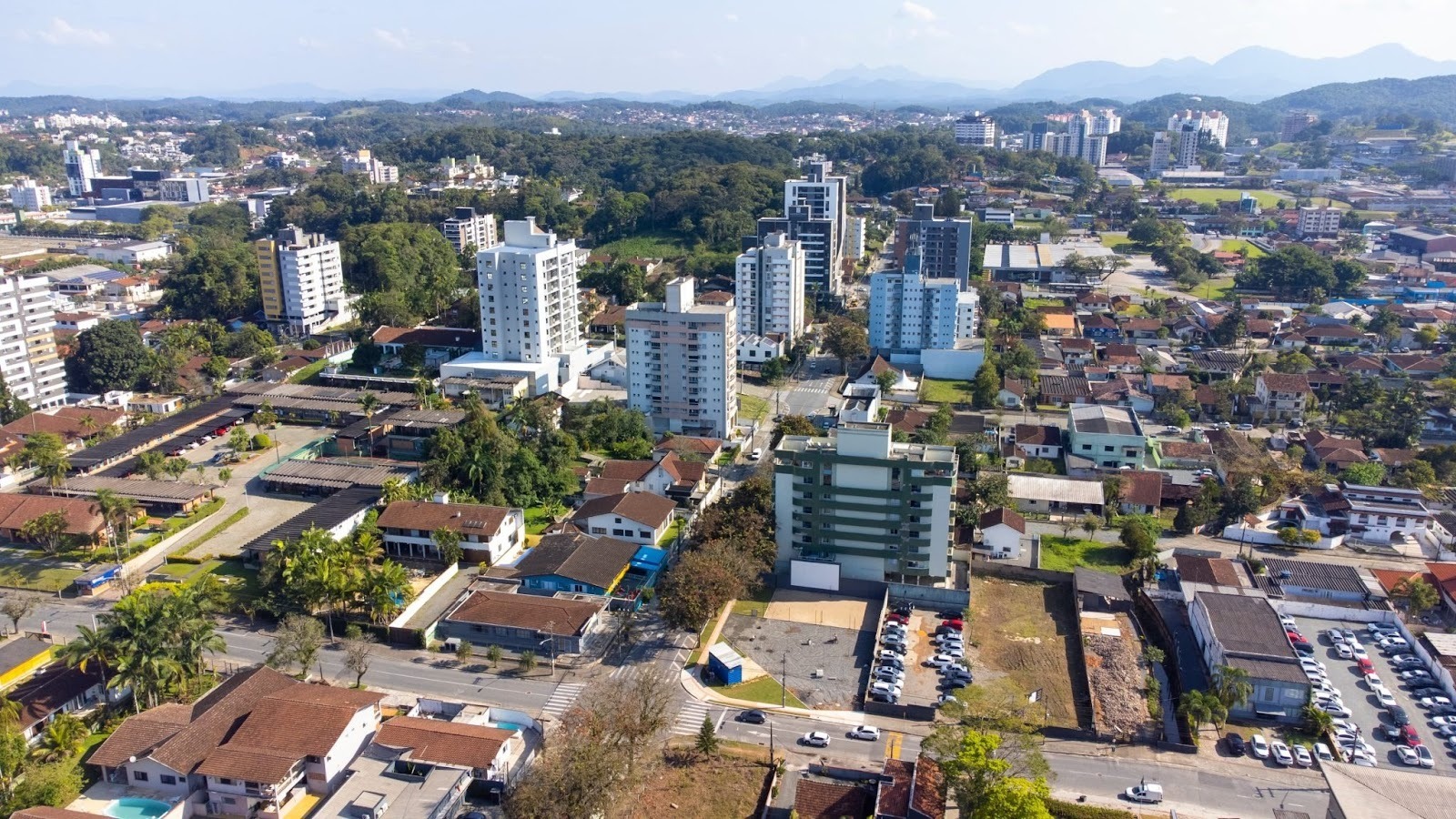 Vista aérea dos melhores bairros em Joinville, com prédios modernos, ruas arborizadas e excelente infraestrutura urbana em Santa Catarina.