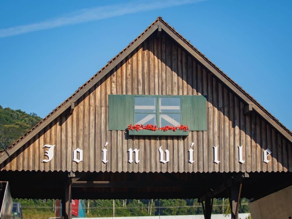 Entrada turística de Joinville com arquitetura típica alemã, símbolo da cidade e referência de qualidade de vida em Santa Catarina.