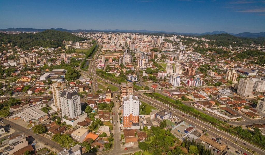 Vista panorâmica de Joinville, destacando os bairros mais valorizados e a infraestrutura completa que atrai novos moradores.