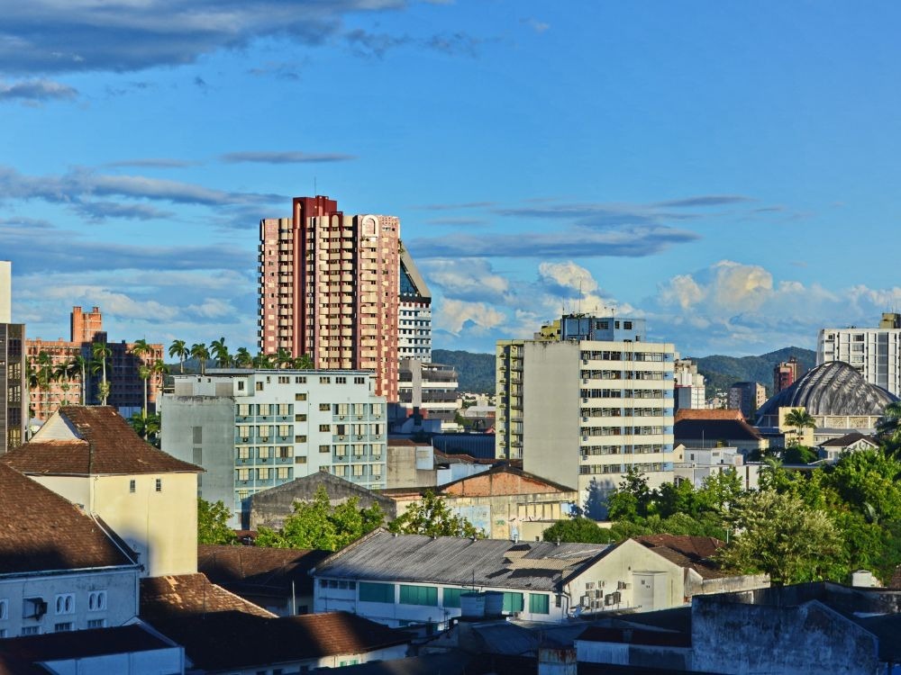 Região central com prédios residenciais e comerciais em crescimento, exemplo das Melhores cidades para investir em imóveis.