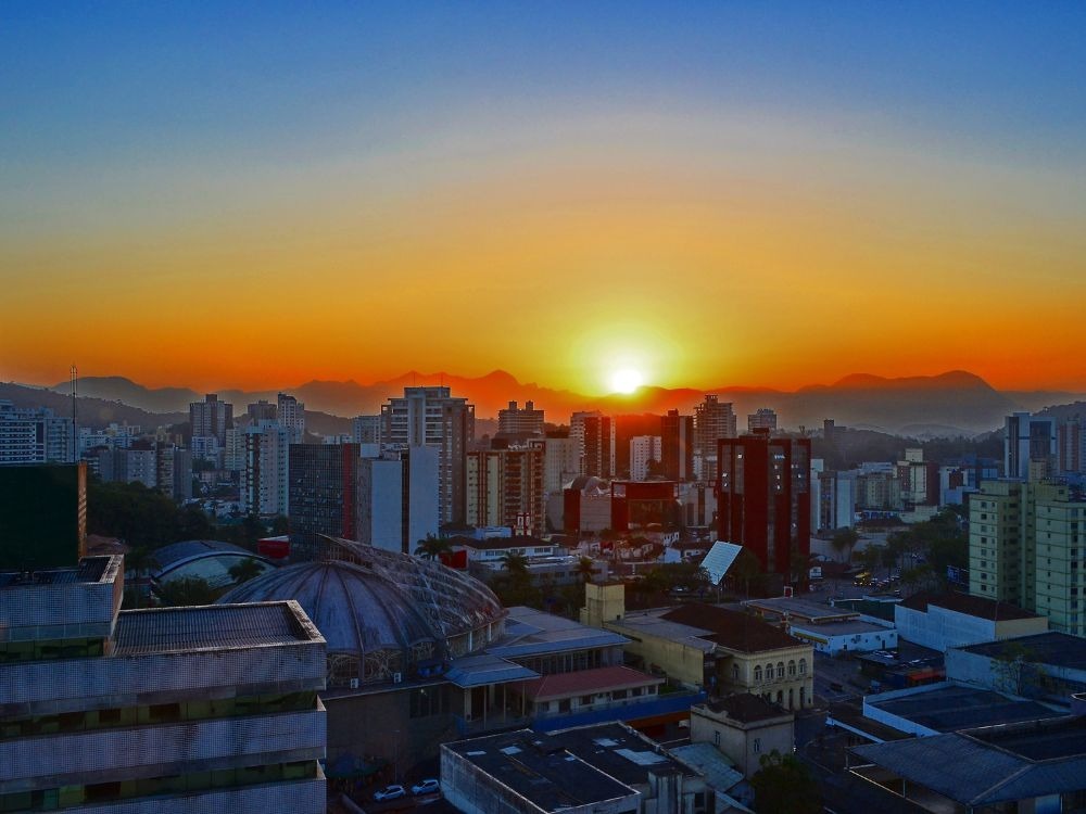 Vista de Joinville ao pôr do sol mostrando a cidade e respondendo se Joinville é segura para morar.