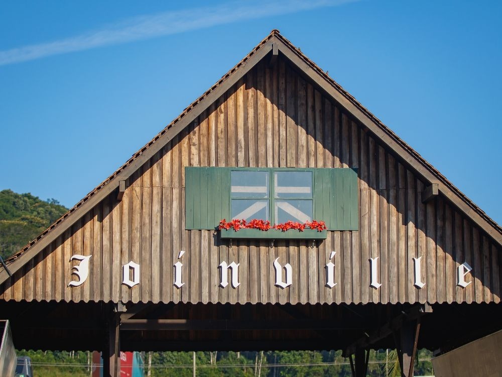 Portal de entrada de Joinville com arquitetura típica destacando se Joinville é segura para visitantes e moradores.