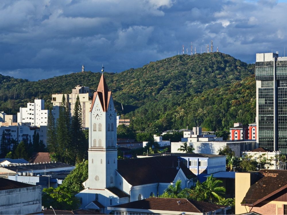 Centro de Joinville com igreja e área verde ilustrando se Joinville é segura no dia a dia urbano.
