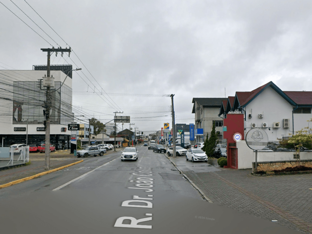 Vista da Rua Dr. João Colin no bairro América, em Joinville, mostrando comércio, mobilidade urbana e como é a qualidade de vida em Joinville.