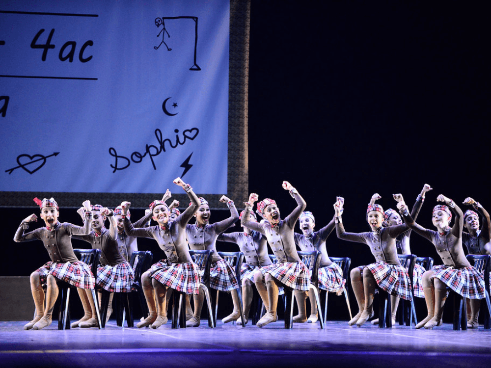 Crianças caracterizadas apresentam uma coreografia coletiva em palco durante uma mostra do Festival de Dança de Joinville.