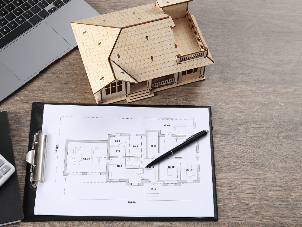 Maquete de casa sobre projeto arquitetônico mostra detalhes analisados antes da compra de um imóvel na planta