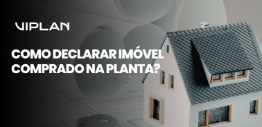 Banner com maquete de casa e projeto arquitetônico ao fundo, acompanhado do título sobre orientações fiscais em Como declarar imóvel comprado na planta