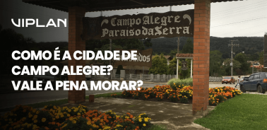 Portal de boas-vindas com flores coloridas na entrada da cidade de Campo Alegre, conhecido como Paraíso da Serra em Santa Catarina.