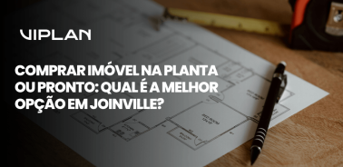 Capa sobre compra de imóvel na planta ou pronto apresenta uma planta residencial e questiona a melhor opção em Joinville
