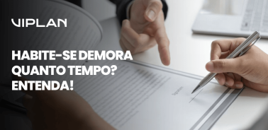 Pessoa assinando documento com orientação de corretor, ilustrando o processo e a dúvida habite-se demora quanto tempo.