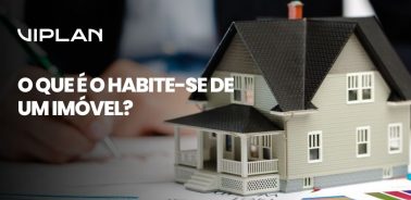 Miniatura de casa em destaque com a pergunta o que é o Habite-se de um imovel.