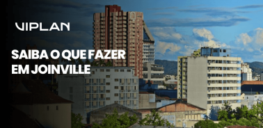 Vista urbana com prédios e céu azul destacando pontos turísticos e opções de lazer para quem procura O que fazer em Joinville.