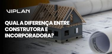 Maquete de casa sobre planta com texto qual a diferença entre construtora e incorporadora em destaque no projeto imobiliário.