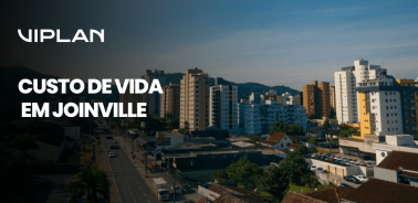 Vista urbana de Joinville com prédios residenciais e vias principais, ilustrando qual o custo de vida em Joinville e o planejamento financeiro para morar na cidade.