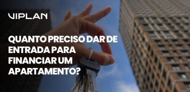 Banner da VIPLAN com a frase "Quanto preciso dar de entrada para financiar um apartamento?", mostrando mão segurando chaves com prédios altos ao fundo.