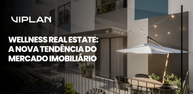Capa sobre Wellness Real Estate mostra área externa de imóvel moderno com varanda, plantas, iluminação e espaço de convivência.
