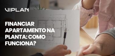 Profissionais analisando a planta de um imóvel, destacando as etapas e vantagens de financiar apartamento na planta com a Viplan.