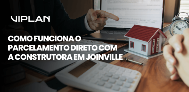 Imagem de capa sobre parcelamento direto com a construtora em Joinville, com maquete de casa, documentos e calculadora.
